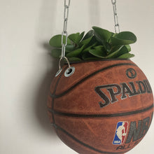 Charger l'image dans la galerie, vase-original-avec-un-ballon-de-basket-transforme-en-pot-de-fleurs-ou-cache-pot-décoration