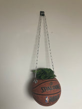 Charger l'image dans la galerie, vase-original-avec-un-ballon-de-basket-transforme-en-pot-de-fleurs-ou-cache-pot-décoration