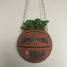 Charger l'image dans la galerie, vase-original-avec-un-ballon-de-basket-transforme-en-pot-de-fleurs-ou-cache-pot-décoration