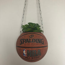 Charger l'image dans la galerie, vase-original-avec-un-ballon-de-basket-transforme-en-pot-de-fleurs-ou-cache-pot-décoration