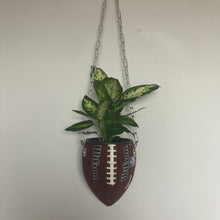 Charger l'image dans la galerie, vase-original-avec-un-ballon-de-football-americain-nfl-transforme-en-pot-de-fleurs-ou-cache-pot-décoration
