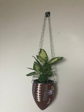 Charger l'image dans la galerie, vase-original-avec-un-ballon-de-football-americain-nfl-transforme-en-pot-de-fleurs-ou-cache-pot-décoration