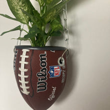 Charger l'image dans la galerie, vase-original-avec-un-ballon-de-football-americain-nfl-transforme-en-pot-de-fleurs-ou-cache-pot-décoration