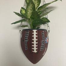 Charger l'image dans la galerie, vase-original-avec-un-ballon-de-football-americain-nfl-transforme-en-pot-de-fleurs-ou-cache-pot-décoration