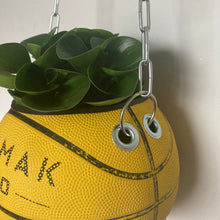 Charger l'image dans la galerie, vase-original-avec-un-ballon-de-basket-transforme-en-pot-de-fleurs-ou-cache-pot-décoration