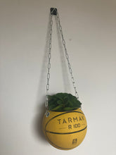 Charger l'image dans la galerie, vase-original-avec-un-ballon-de-basket-transforme-en-pot-de-fleurs-ou-cache-pot-décoration