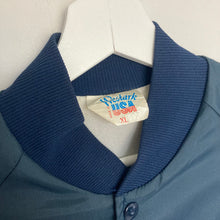 Charger l'image dans la galerie,     veste-vintage-bleue-homme-satin-nylon-usa-americaine
