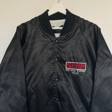 Charger l'image dans la galerie,      veste-vintage-noire-homme-satin-nylon-usa-americaine