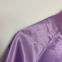 Charger l'image dans la galerie, Veste universitaire vintage en satin Made in USA (XL/2XL)
