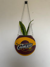 Charger l&#39;image dans la galerie, ballon-de-basket-cavaliers-spalding-nba-deco-basketball-decoration-pot-de-fleurs
