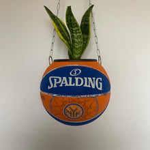 Charger l&#39;image dans la galerie, ballon-de-basket-new-york-knicks-spalding-nba-deco-basketball-decoration-pot-de-fleurs
