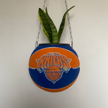 Charger l&#39;image dans la galerie, ballon-de-basket-new-york-knicks-spalding-nba-deco-basketball-decoration-pot-de-fleurs
