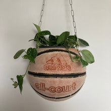 Charger l'image dans la galerie, ballon-de-basket-recycle-en-pot-de-fleurs-deco-basketball-adidas-vintage

