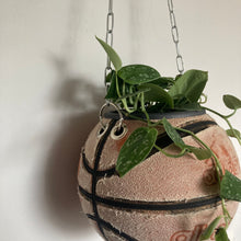 Charger l'image dans la galerie, ballon-de-basket-recycle-en-pot-de-fleurs-deco-basketball-adidas-vintage
