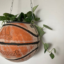 Charger l'image dans la galerie, ballon-de-basket-recycle-en-pot-de-fleurs-deco-basketball-adidas-vintage
