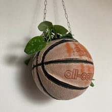 Charger l'image dans la galerie, ballon-de-basket-recycle-en-pot-de-fleurs-deco-basketball-adidas-vintage

