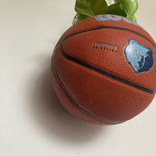 Charger l'image dans la galerie, ballon-de-basket-recycle-en-pot-de-fleurs-deco-basketball-memphis-grizzlies
