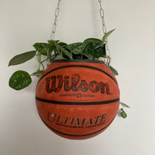 Charger l'image dans la galerie, ballon-de-basket-recycle-en-pot-de-fleurs-deco-basketball-wilson-vintage
