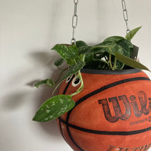 Charger l'image dans la galerie, ballon-de-basket-recycle-en-pot-de-fleurs-deco-basketball-wilson-vintage
