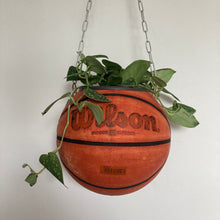 Charger l'image dans la galerie, ballon-de-basket-recycle-en-pot-de-fleurs-deco-basketball-wilson-vintage
