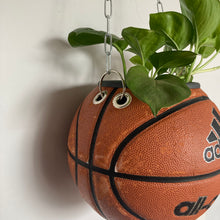 Charger l'image dans la galerie, ballon-de-basket-recycle-en-pot-de-fleurs-decoration-basketball-adidas
