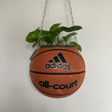 Charger l'image dans la galerie, ballon-de-basket-recycle-en-pot-de-fleurs-decoration-basketball-adidas

