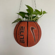 Charger l'image dans la galerie, ballon-de-basket-recycle-en-pot-de-fleurs-decoration-basketball-nike
