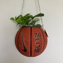 Charger l'image dans la galerie, ballon-de-basket-recycle-en-pot-de-fleurs-decoration-basketball-nike
