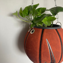 Charger l'image dans la galerie, ballon-de-basket-recycle-en-pot-de-fleurs-decoration-basketball-nike
