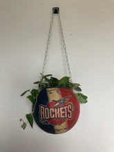 Charger l'image dans la galerie, ballon-de-basket-recycle-en-pot-de-fleurs-decoration-basketball-rockets
