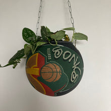 Charger l'image dans la galerie, ballon-de-basket-recycle-en-pot-de-fleurs-decoration-basketball-sonics
