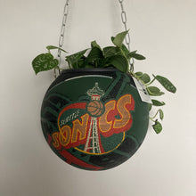 Charger l'image dans la galerie, ballon-de-basket-recycle-en-pot-de-fleurs-decoration-basketball-sonics
