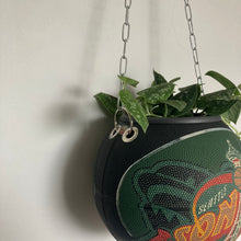 Charger l'image dans la galerie, ballon-de-basket-recycle-en-pot-de-fleurs-decoration-basketball-sonics
