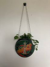 Charger l'image dans la galerie, ballon-de-basket-recycle-en-pot-de-fleurs-decoration-basketball-sonics
