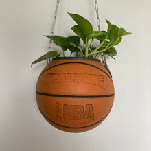 Charger l'image dans la galerie, ballon-de-basket-recycle-en-pot-de-fleurs-decoration-basketball-spalding-nba
