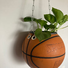 Charger l'image dans la galerie, ballon-de-basket-recycle-en-pot-de-fleurs-decoration-basketball-spalding-nba
