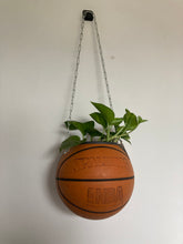Charger l'image dans la galerie, ballon-de-basket-recycle-en-pot-de-fleurs-decoration-basketball-spalding-nba
