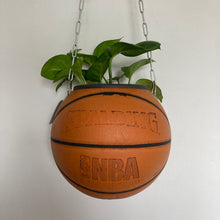 Charger l'image dans la galerie, ballon-de-basket-recycle-en-pot-de-fleurs-decoration-basketball-spalding-nba
