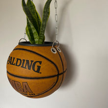 Charger l&#39;image dans la galerie, ballon-de-basket-spalding-nba-deco-basketball-decoration-pot-de-fleurs-3
