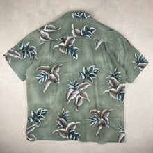 Charger l&#39;image dans la galerie, chemise-a-fleurs-vintage-homme-verte
