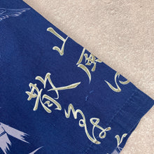 Charger l'image dans la galerie, chemise-aloha-a-fleurs-bleue-marine-en-coton-made-in-hawaii-homme

