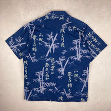 Charger l'image dans la galerie, chemise-aloha-a-fleurs-bleue-marine-en-coton-made-in-hawaii-homme
