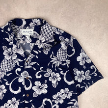 Charger l'image dans la galerie, chemise-aloha-a-fleurs-vintage-bleue-marine-en-coton-made-in-hawaii-homme
