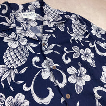Charger l'image dans la galerie, chemise-aloha-a-fleurs-vintage-bleue-marine-en-coton-made-in-hawaii-homme
