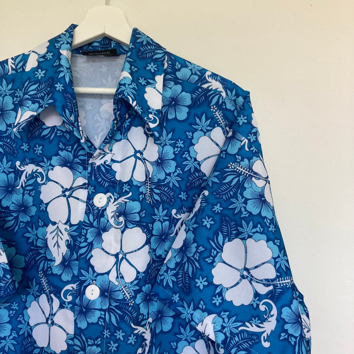     chemise-hawaienne-a-fleurs-homme-bleue-et-blanche