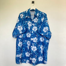 Charger l&#39;image dans la galerie,     chemise-hawaienne-a-fleurs-homme-bleue-et-blanche
