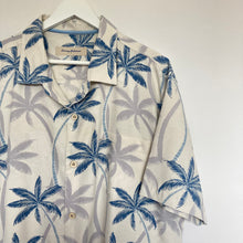 Charger l&#39;image dans la galerie, chemise-hawaienne-a-fleurs-homme-tommy-bahama-soie-blanche
