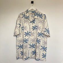 Charger l&#39;image dans la galerie, chemise-hawaienne-a-fleurs-homme-tommy-bahama-soie-blanche
