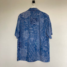 Charger l&#39;image dans la galerie,      chemise-hawaienne-a-fleurs-homme-tommy-bahama-soie-bleue
