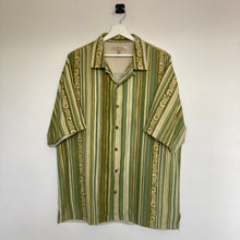 Charger l&#39;image dans la galerie,      chemise-hawaienne-a-fleurs-homme-tommy-bahama-soie-verte
